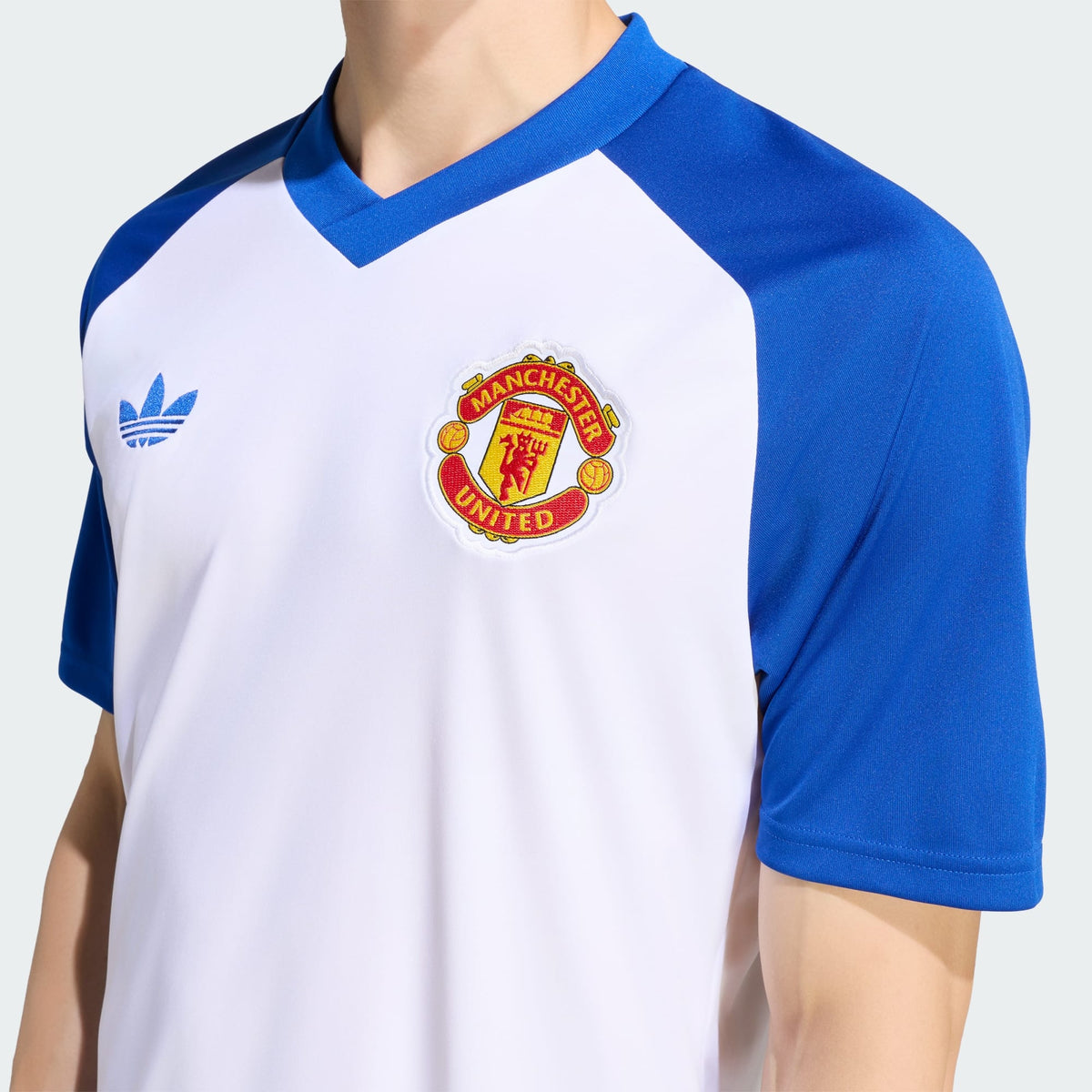 Adidas Manchester United uitvoetbalprematchshirt heren away pre match shirt met clubdetails op model Kickoff Antwerpen