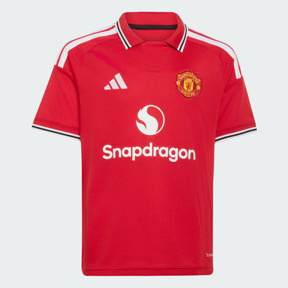 Rood Adidas Manchester United Home Jersey Junior 2026/2027 kindershirt met Climacool-technologie, gratis verzending boven 79 euro via Kickoff Antwerpen de voetbalshop van Antwerpen.