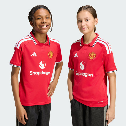 Rood Adidas Manchester United Home Jersey Junior 2026/2027 kindershirt met Climacool-technologie, gratis verzending boven 79 euro via Kickoff Antwerpen de voetbalshop van Antwerpen.