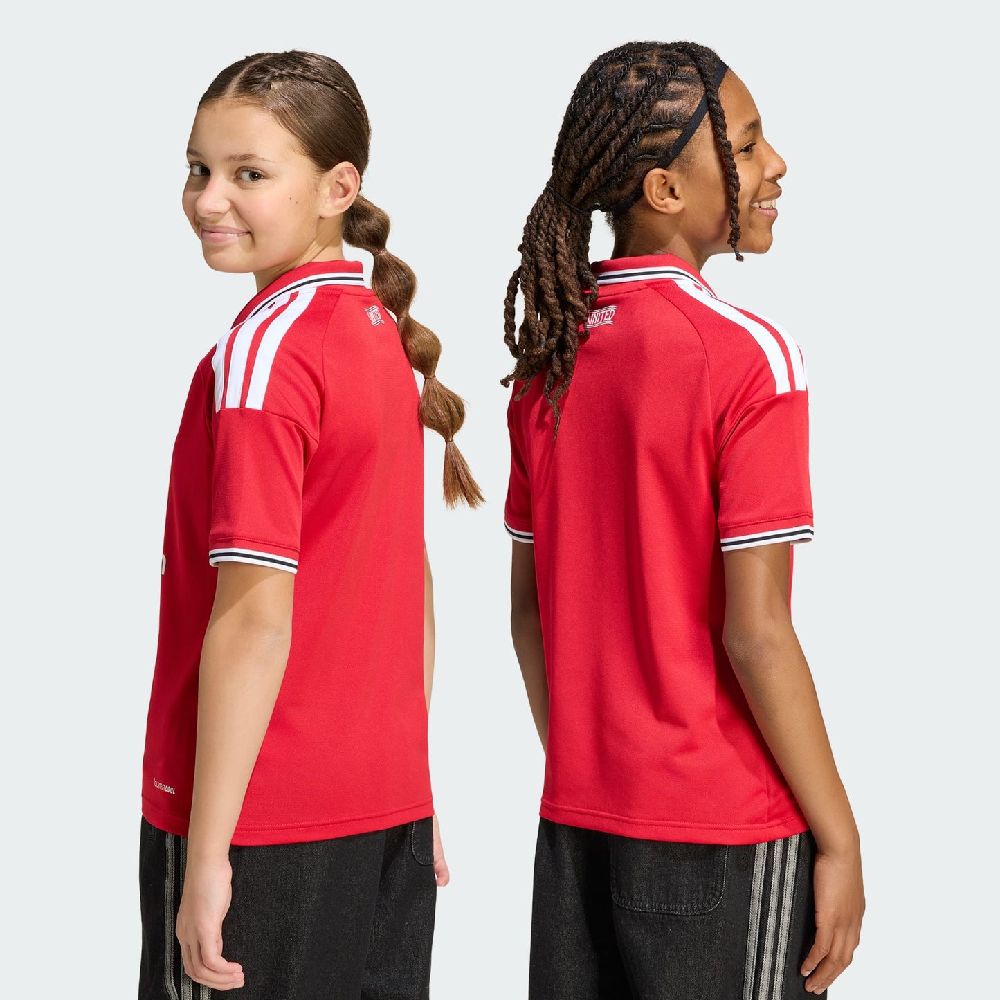 Rood Adidas Manchester United Home Jersey Junior 2026/2027 kindershirt met Climacool-technologie, gratis verzending boven 79 euro via Kickoff Antwerpen de voetbalshop van Antwerpen.