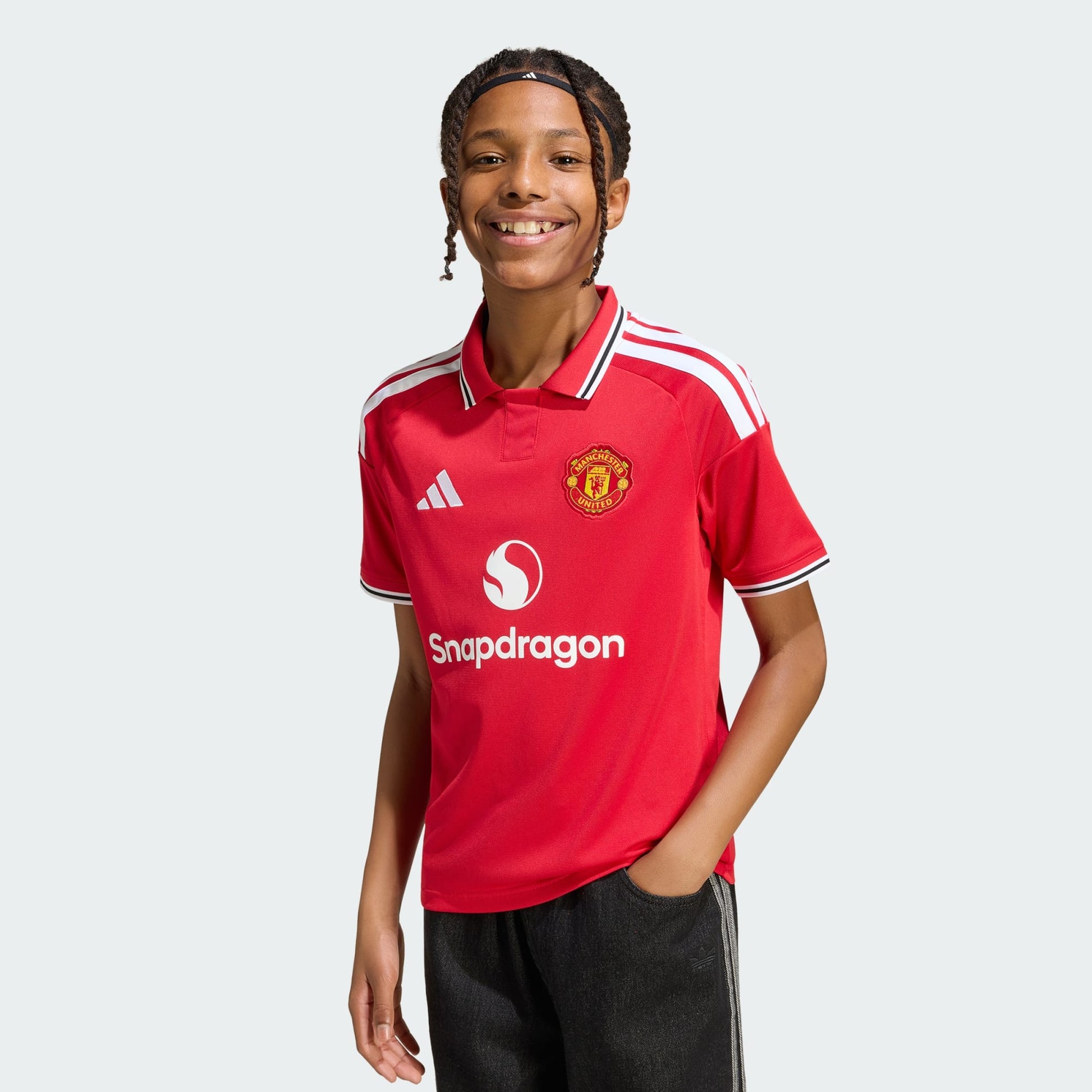 Rood Adidas Manchester United Home Jersey Junior 2026/2027 kindershirt met Climacool-technologie, gratis verzending boven 79 euro via Kickoff Antwerpen de voetbalshop van Antwerpen.