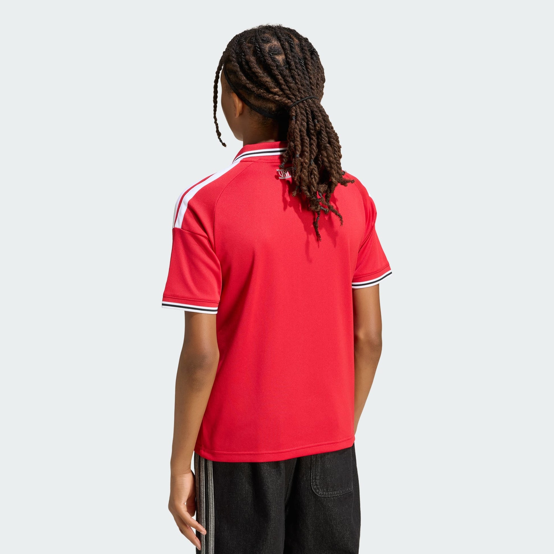 Rood Adidas Manchester United Home Jersey Junior 2026/2027 kindershirt met Climacool-technologie, gratis verzending boven 79 euro via Kickoff Antwerpen de voetbalshop van Antwerpen.