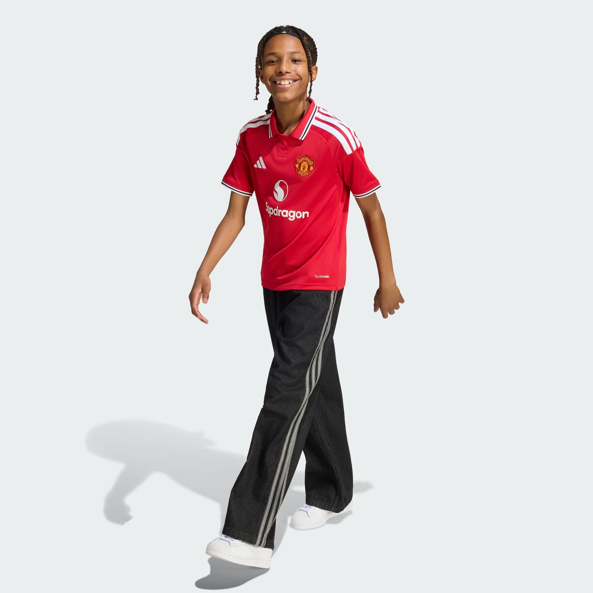 Rood Adidas Manchester United Home Jersey Junior 2026/2027 kindershirt met Climacool-technologie, gratis verzending boven 79 euro via Kickoff Antwerpen de voetbalshop van Antwerpen.