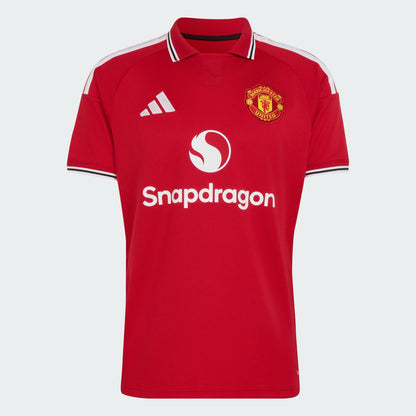 Rood Adidas Manchester United Home Jersey 2026/2027 thuisshirt met Climacool-technologie, verkrijgbaar bij Kickoff Antwerpen, de voetbalshop van Antwerpen.