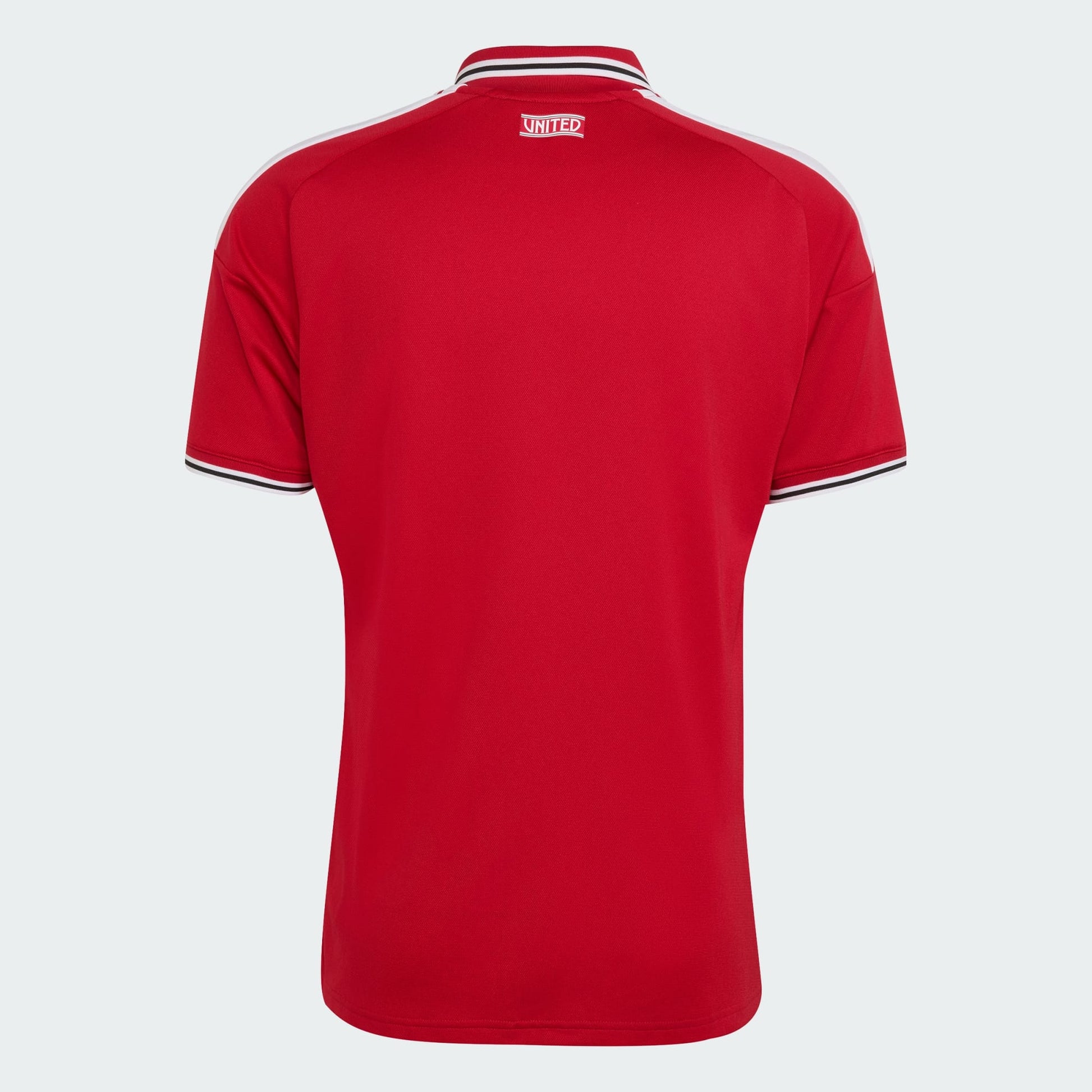 Rood Adidas Manchester United Home Jersey 2026/2027 thuisshirt met Climacool-technologie, verkrijgbaar bij Kickoff Antwerpen, de voetbalshop van Antwerpen.