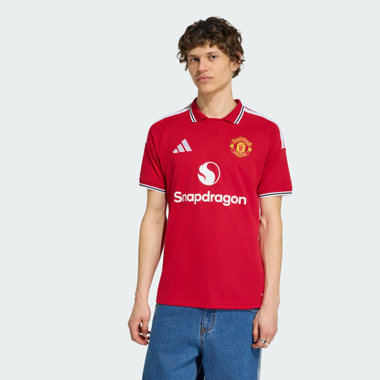 Rood Adidas Manchester United Home Jersey 2026/2027 thuisshirt met Climacool-technologie, verkrijgbaar bij Kickoff Antwerpen, de voetbalshop van Antwerpen.