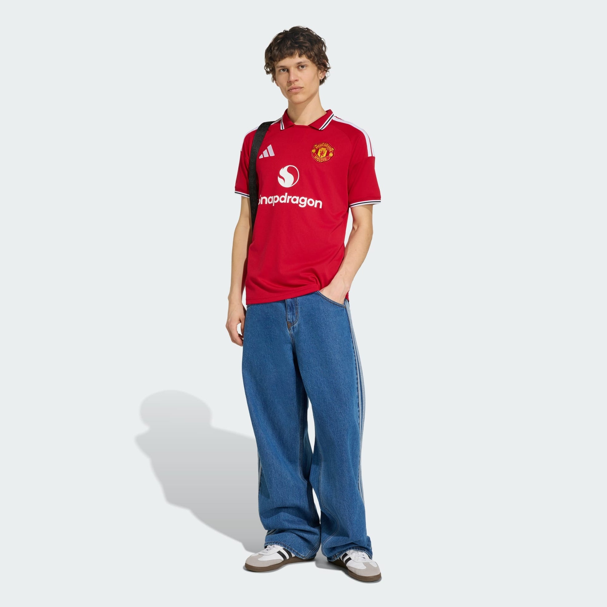 Rood Adidas Manchester United Home Jersey 2026/2027 thuisshirt met Climacool-technologie, verkrijgbaar bij Kickoff Antwerpen, de voetbalshop van Antwerpen.
