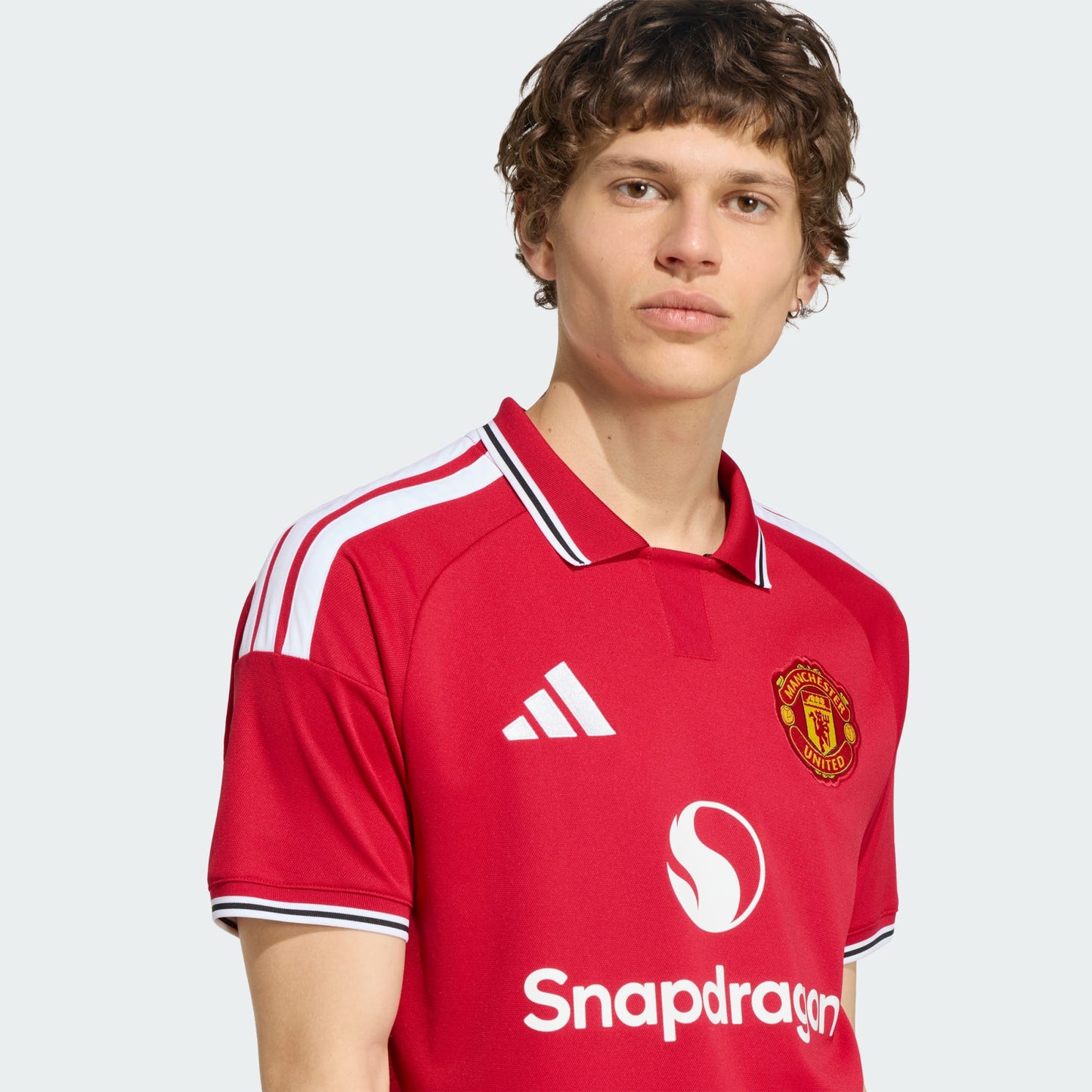 Rood Adidas Manchester United Home Jersey 2026/2027 thuisshirt met Climacool-technologie, verkrijgbaar bij Kickoff Antwerpen, de voetbalshop van Antwerpen.