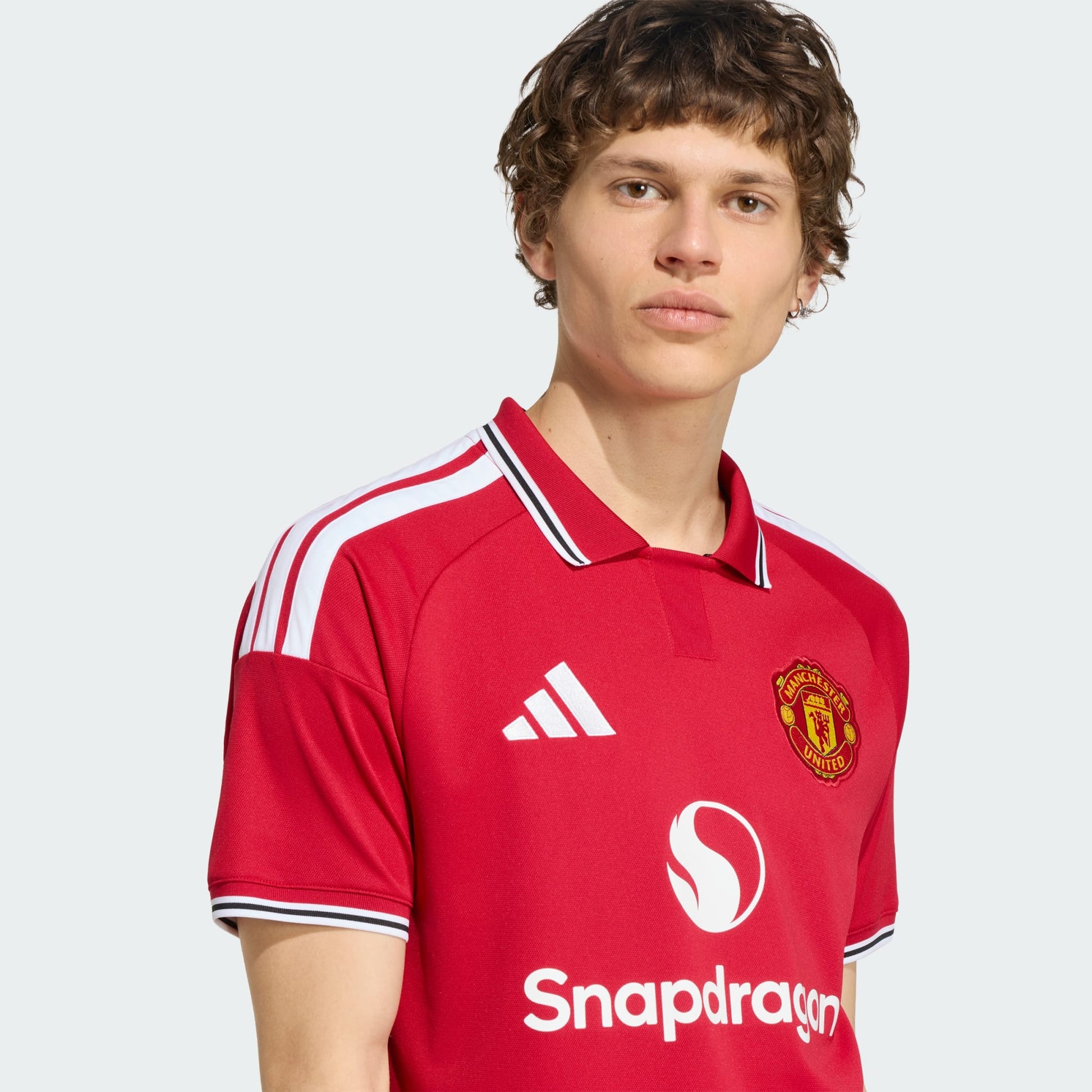 Rood Adidas Manchester United Home Jersey 2026/2027 thuisshirt met Climacool-technologie, verkrijgbaar bij Kickoff Antwerpen, de voetbalshop van Antwerpen.