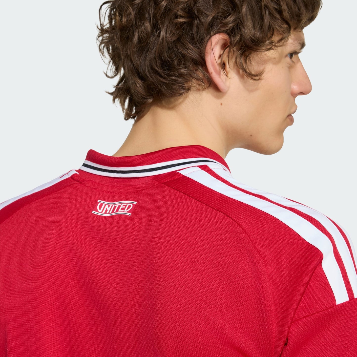 Rood Adidas Manchester United Home Jersey 2026/2027 thuisshirt met Climacool-technologie, verkrijgbaar bij Kickoff Antwerpen, de voetbalshop van Antwerpen.
