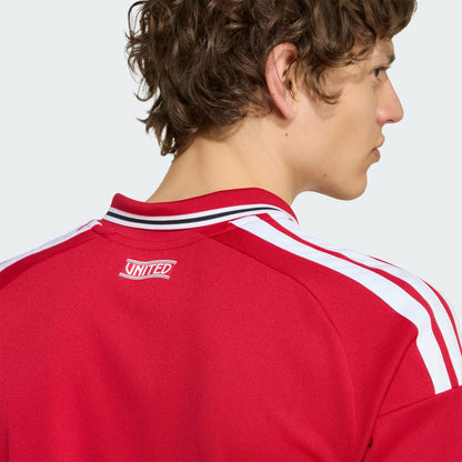 Rood Adidas Manchester United Home Jersey 2026/2027 thuisshirt met Climacool-technologie, verkrijgbaar bij Kickoff Antwerpen, de voetbalshop van Antwerpen.