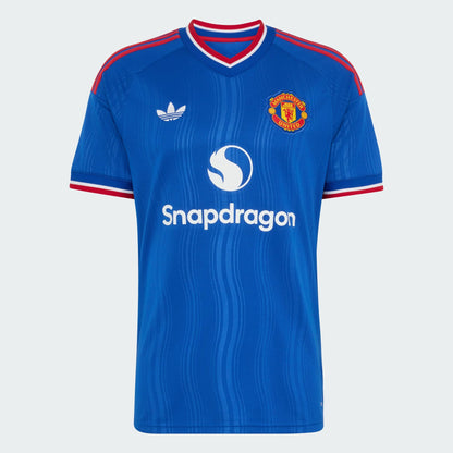 Adidas Manchester United uitvoetbalshirt 2026 2027 met officiële clubdetails op model Kickoff Antwerpen