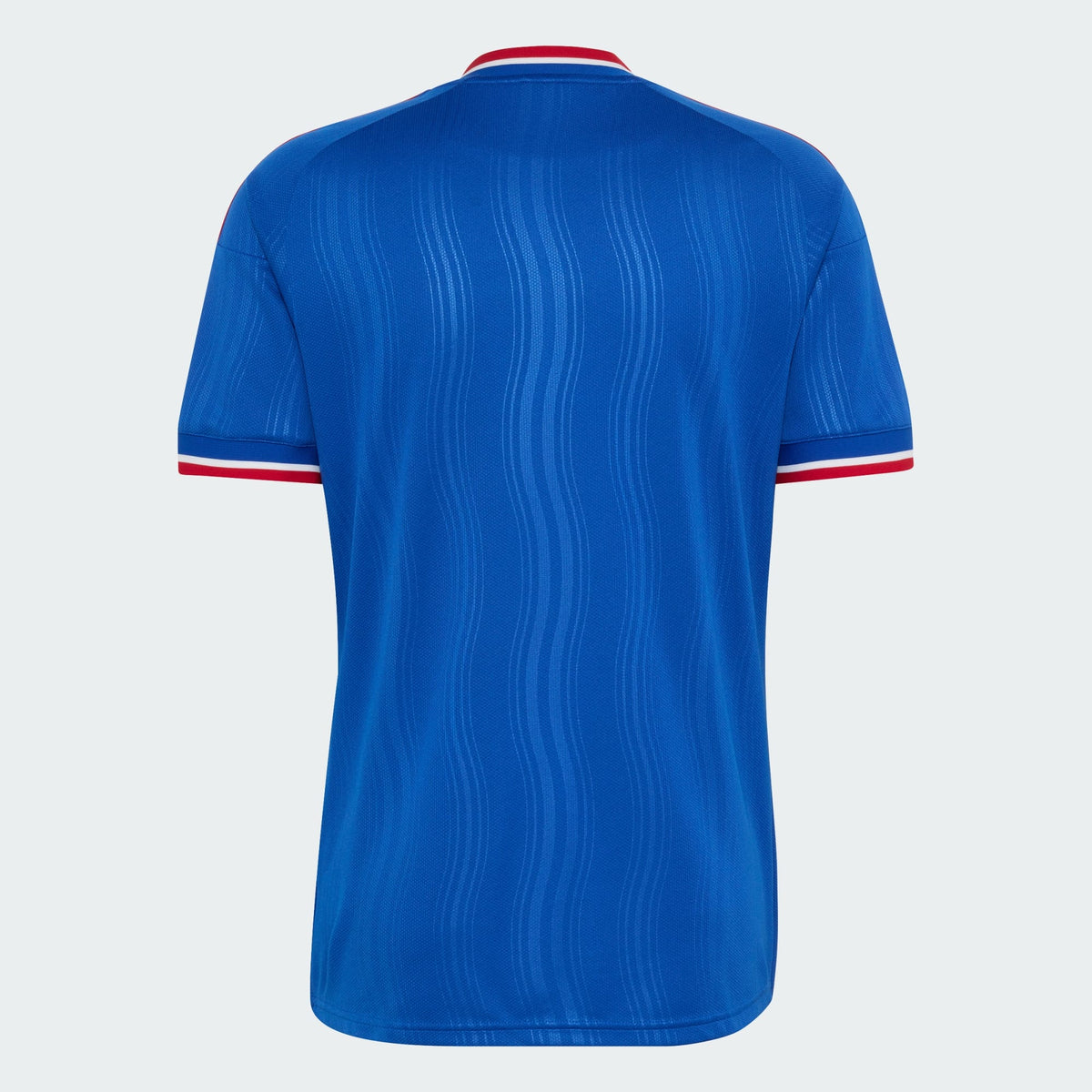 Adidas Manchester United uitvoetbalshirt 2026 2027 met officiële clubdetails op model Kickoff Antwerpen