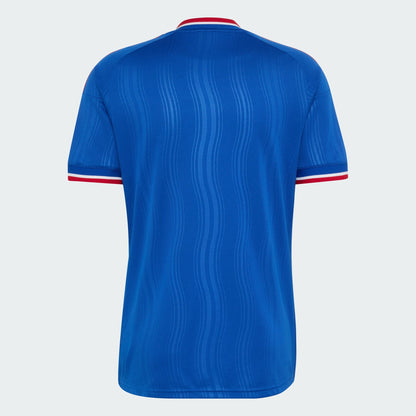 Adidas Manchester United uitvoetbalshirt 2026 2027 met officiële clubdetails op model Kickoff Antwerpen