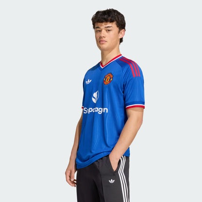 Adidas Manchester United uitvoetbalshirt 2026 2027 met officiële clubdetails op model Kickoff Antwerpen