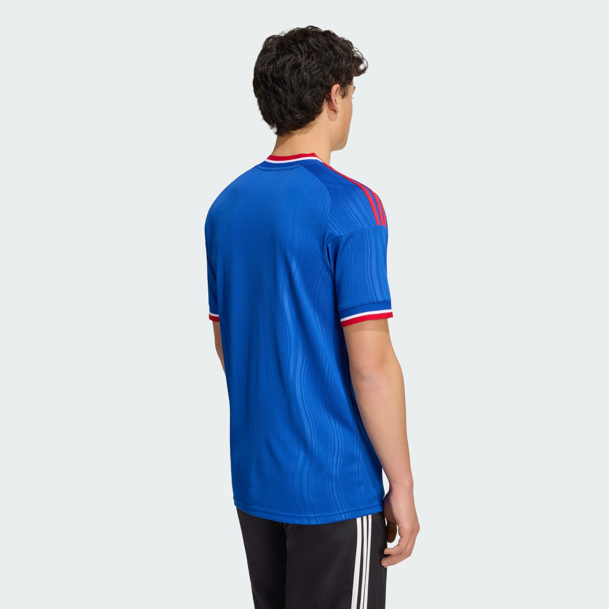 Adidas Manchester United uitvoetbalshirt 2026 2027 met officiële clubdetails op model Kickoff Antwerpen