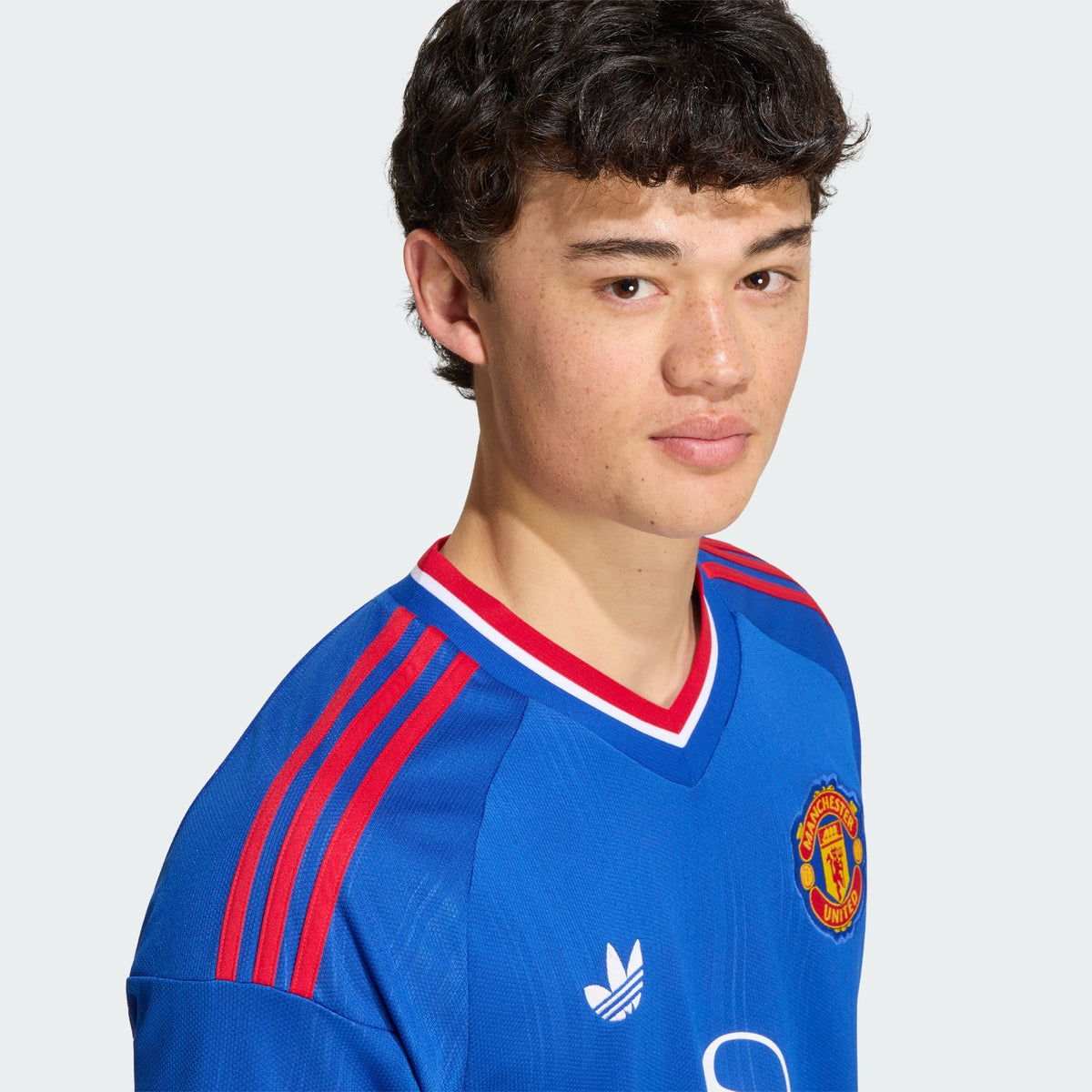 Adidas Manchester United uitvoetbalshirt 2026 2027 met officiële clubdetails op model Kickoff Antwerpen