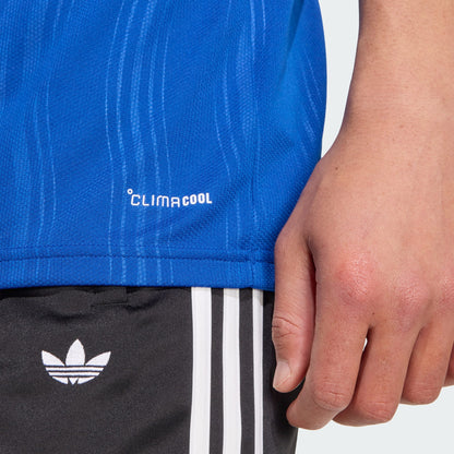 Adidas Manchester United uitvoetbalshirt 2026 2027 met officiële clubdetails op model Kickoff Antwerpen