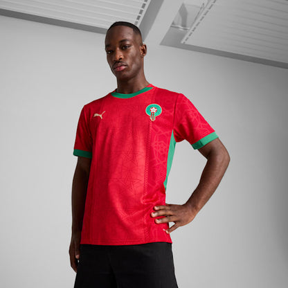Puma Home Jersey Marokkaans voetbalelftal 2024 met DryCELL-technologie, verkrijgbaar bij Kickoff Antwerpen – rood design met officiële teamdetails.