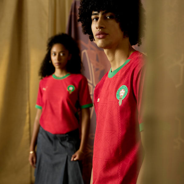Puma Home Jersey Marokkaans voetbalelftal 2024 met DryCELL-technologie, verkrijgbaar bij Kickoff Antwerpen – rood design met officiële teamdetails.