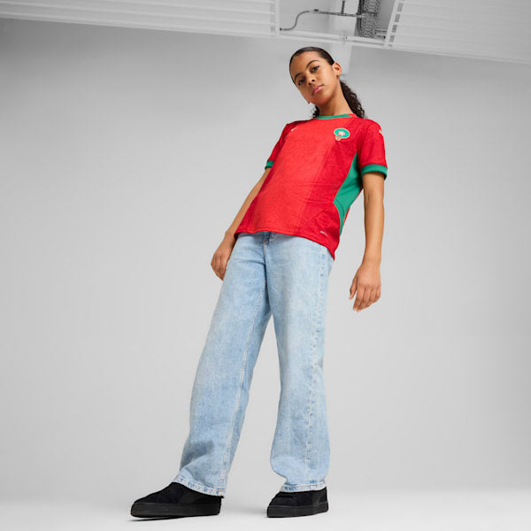 Puma Home Jersey Junior Marokkaans voetbalelftal 2025 met DryCELL-technologie, verkrijgbaar bij Kickoff Antwerpen – rood design met officiële teamdetails.