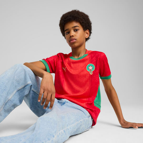 Puma Home Jersey Junior Marokkaans voetbalelftal 2025 met DryCELL-technologie, verkrijgbaar bij Kickoff Antwerpen – rood design met officiële teamdetails.