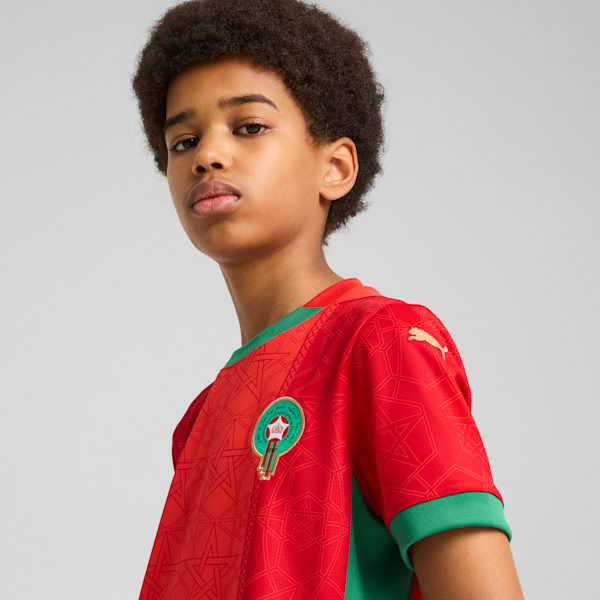 Puma Home Jersey Junior Marokkaans voetbalelftal 2025 met DryCELL-technologie, verkrijgbaar bij Kickoff Antwerpen – rood design met officiële teamdetails.