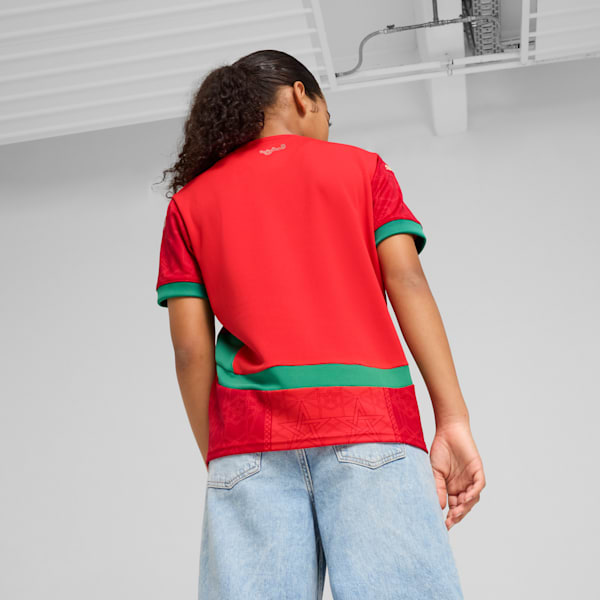 Puma Home Jersey Junior Marokkaans voetbalelftal 2025 met DryCELL-technologie, verkrijgbaar bij Kickoff Antwerpen – rood design met officiële teamdetails.