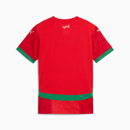 Puma Home Jersey Junior Marokkaans voetbalelftal 2025 met DryCELL-technologie, verkrijgbaar bij Kickoff Antwerpen – rood design met officiële teamdetails.