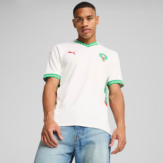 Officieel Puma Away Jersey van het Marokkaanse voetbalelftal met DryCELL-technologie, wit met groene en rode accenten. Verkrijgbaar bij Kickoff Antwerpen.