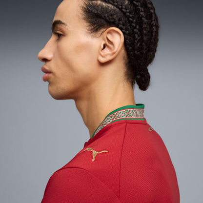 Rood Puma FRMF Marokko Home Jersey voor het WK 2026 met officieel Marokkaans bondsembleem, verkrijgbaar bij voetbalshop Kickoff Antwerpen.