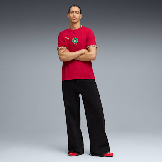 Rood Puma FRMF Marokko Home Jersey voor het WK 2026 met officieel Marokkaans bondsembleem, verkrijgbaar bij voetbalshop Kickoff Antwerpen.