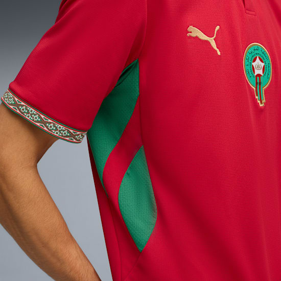Rood Puma FRMF Marokko Home Jersey voor het WK 2026 met officieel Marokkaans bondsembleem, verkrijgbaar bij voetbalshop Kickoff Antwerpen.