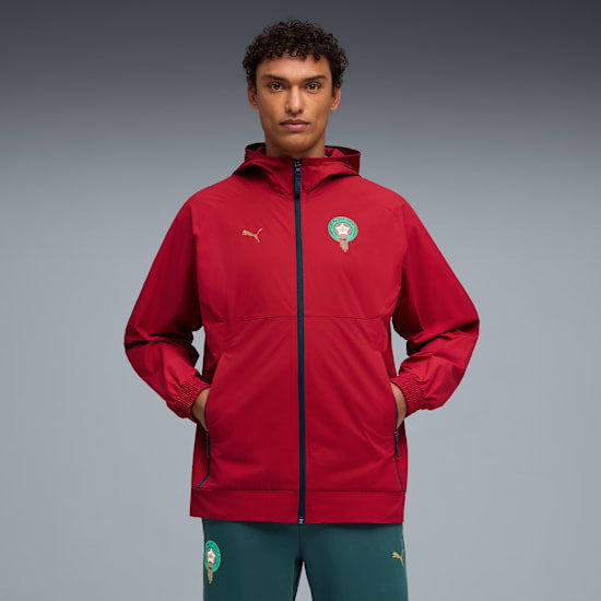 Puma FRMF Marokko PumaTech Woven Jacket 2026-2028 met officieel Marokkaans bondsembleem, verkrijgbaar bij Kickoff Antwerpen dé voetbalshop van stad.