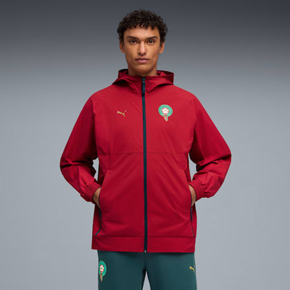 Puma FRMF Marokko PumaTech Woven Jacket 2026-2028 met officieel Marokkaans bondsembleem, verkrijgbaar bij Kickoff Antwerpen dé voetbalshop van stad.
