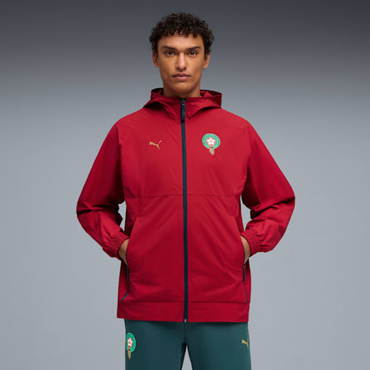 Puma FRMF Marokko PumaTech Woven Jacket 2026-2028 met officieel Marokkaans bondsembleem, verkrijgbaar bij Kickoff Antwerpen dé voetbalshop van stad.