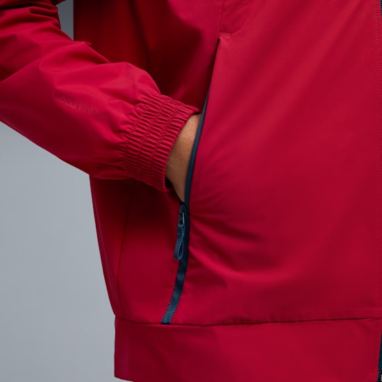 Puma FRMF Marokko PumaTech Woven Jacket 2026-2028 met officieel Marokkaans bondsembleem, verkrijgbaar bij Kickoff Antwerpen dé voetbalshop van stad.