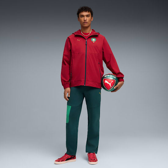 Puma FRMF Marokko PumaTech Woven Jacket 2026-2028 met officieel Marokkaans bondsembleem, verkrijgbaar bij Kickoff Antwerpen dé voetbalshop van stad.