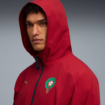 Puma FRMF Marokko PumaTech Woven Jacket 2026-2028 met officieel Marokkaans bondsembleem, verkrijgbaar bij Kickoff Antwerpen dé voetbalshop van stad.
