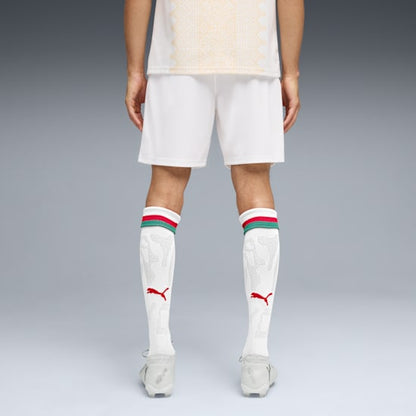 Witte Puma FRMF Marokko Away Short WK 2026 met gouden grafiek en officieel Marokkaans bondsembleem, verkrijgbaar bij voetbalshop Kickoff Antwerpen.