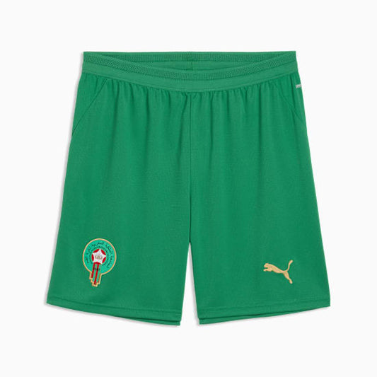 Groene Puma FRMF Marokko Home Short WK 2026 met gouden grafiek en officieel Marokkaans bondsembleem, verkrijgbaar bij Kickoff Antwerpen dé voetbalshop van stad.