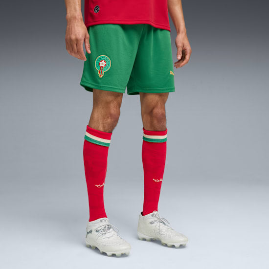 Groene Puma FRMF Marokko Home Short WK 2026 met gouden grafiek en officieel Marokkaans bondsembleem, verkrijgbaar bij Kickoff Antwerpen dé voetbalshop van stad.