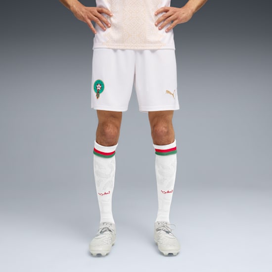 Witte Puma FRMF Marokko Away Short WK 2026 met gouden grafiek en officieel Marokkaans bondsembleem, verkrijgbaar bij voetbalshop Kickoff Antwerpen.