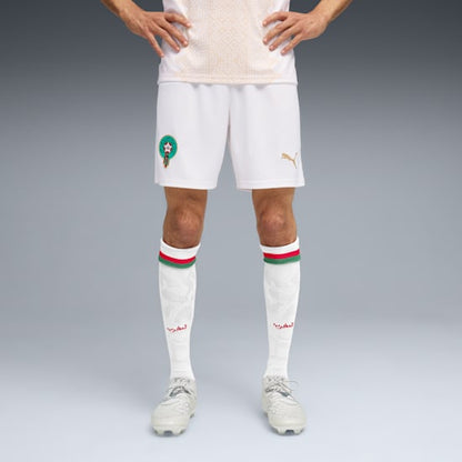 Witte Puma FRMF Marokko Away Short WK 2026 met gouden grafiek en officieel Marokkaans bondsembleem, verkrijgbaar bij voetbalshop Kickoff Antwerpen.
