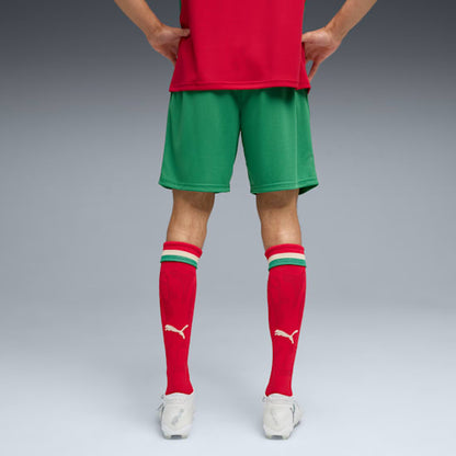 Groene Puma FRMF Marokko Home Short WK 2026 met gouden grafiek en officieel Marokkaans bondsembleem, verkrijgbaar bij Kickoff Antwerpen dé voetbalshop van stad.