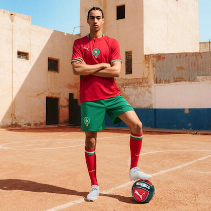 Groene Puma FRMF Marokko Home Short WK 2026 met gouden grafiek en officieel Marokkaans bondsembleem, verkrijgbaar bij Kickoff Antwerpen dé voetbalshop van stad.