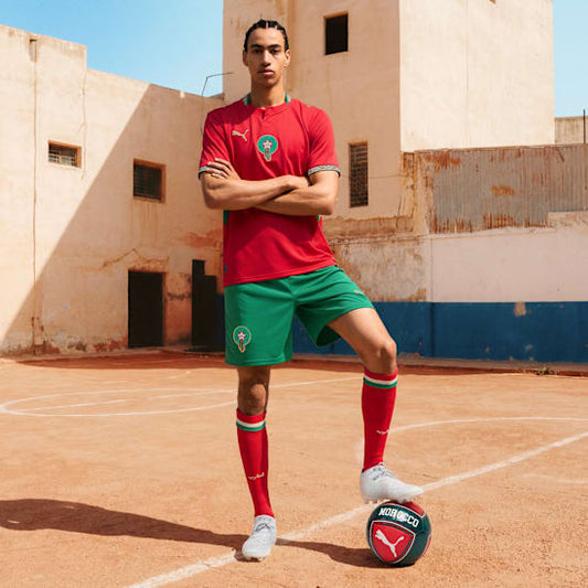Groene Puma FRMF Marokko Home Short WK 2026 met gouden grafiek en officieel Marokkaans bondsembleem, verkrijgbaar bij Kickoff Antwerpen dé voetbalshop van stad.