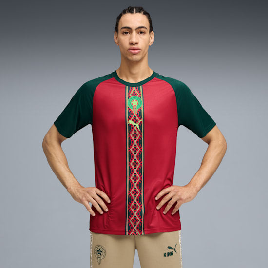 Grafische Puma FRMF Marokko Warm-Up Jersey WK 2026 met officieel bondsembleem, verkrijgbaar bij Kickoff Antwerpen dé voetbalshop van stad.