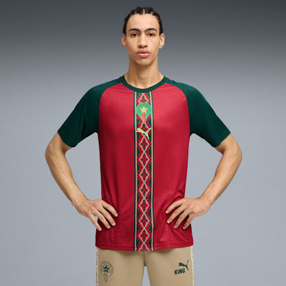 Grafische Puma FRMF Marokko Warm-Up Jersey WK 2026 met officieel bondsembleem, verkrijgbaar bij Kickoff Antwerpen dé voetbalshop van stad.