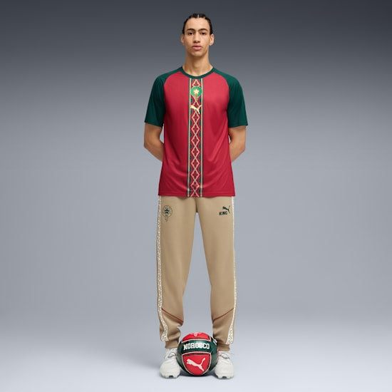 Grafische Puma FRMF Marokko Warm-Up Jersey WK 2026 met officieel bondsembleem, verkrijgbaar bij Kickoff Antwerpen dé voetbalshop van stad.